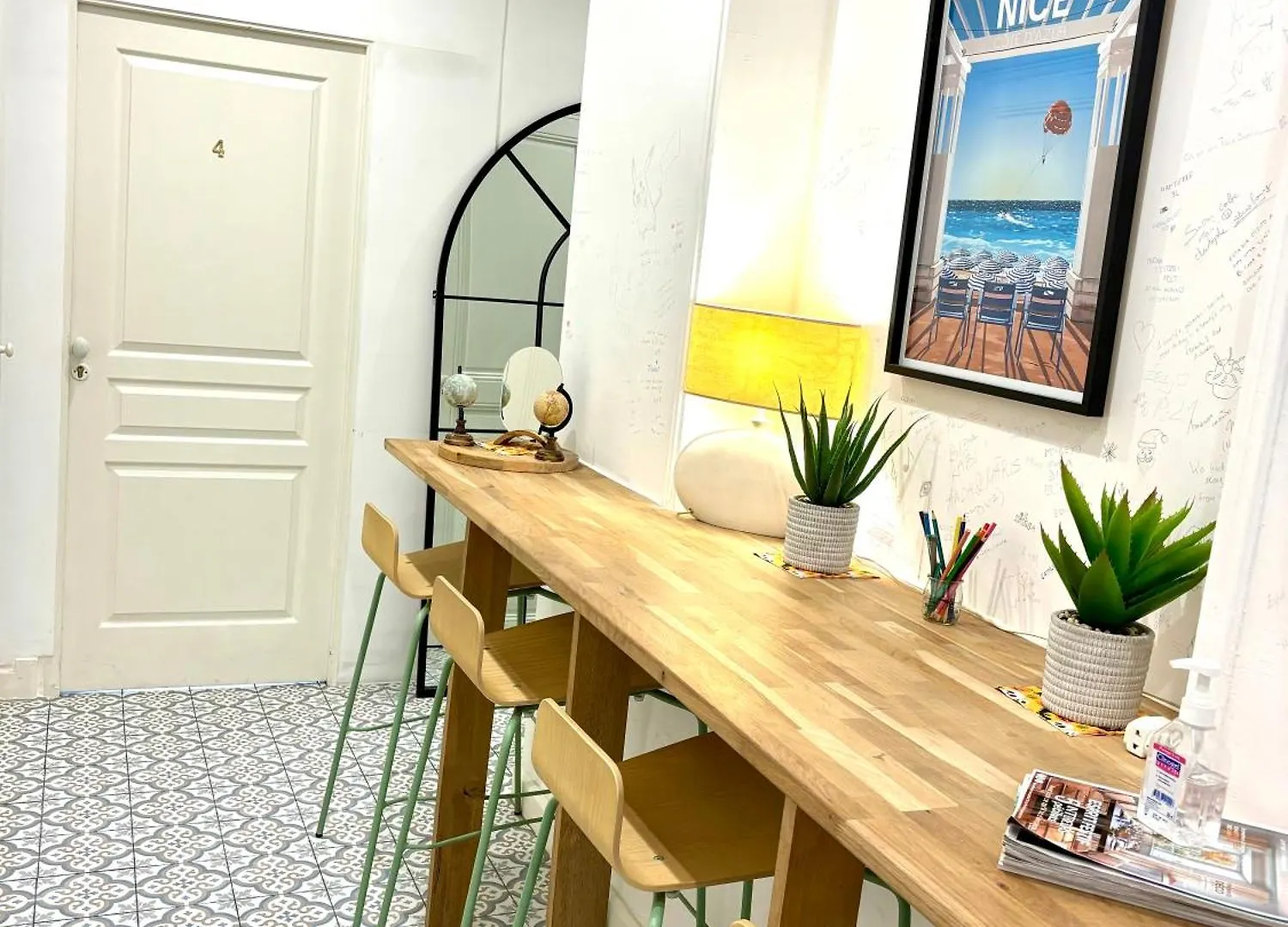 Les Chambres De Cedric Iconic Tram Gare Nice Ville Pour Personnes Calmes Проживание в семье